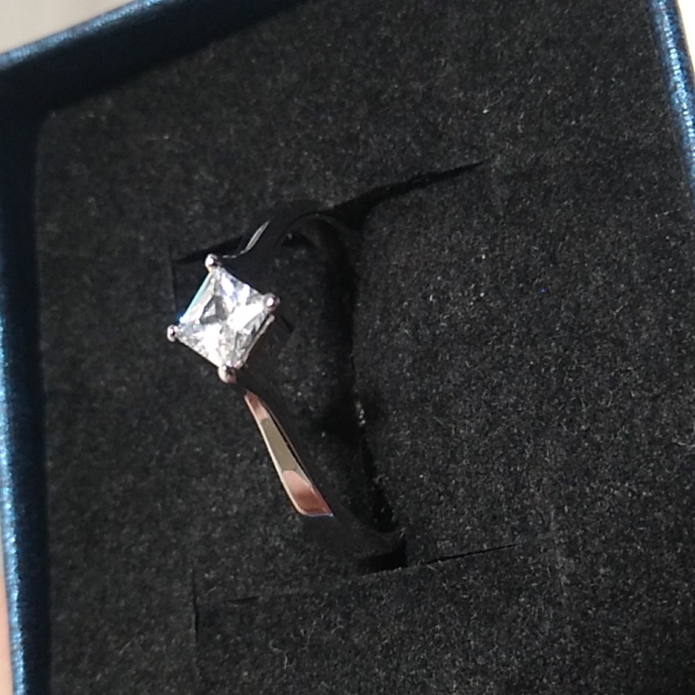 FINAL SALE! Gorgeous 925 Stamped CZ Diamond Ring Sz.8 Never Wore - Picture 8 of 11